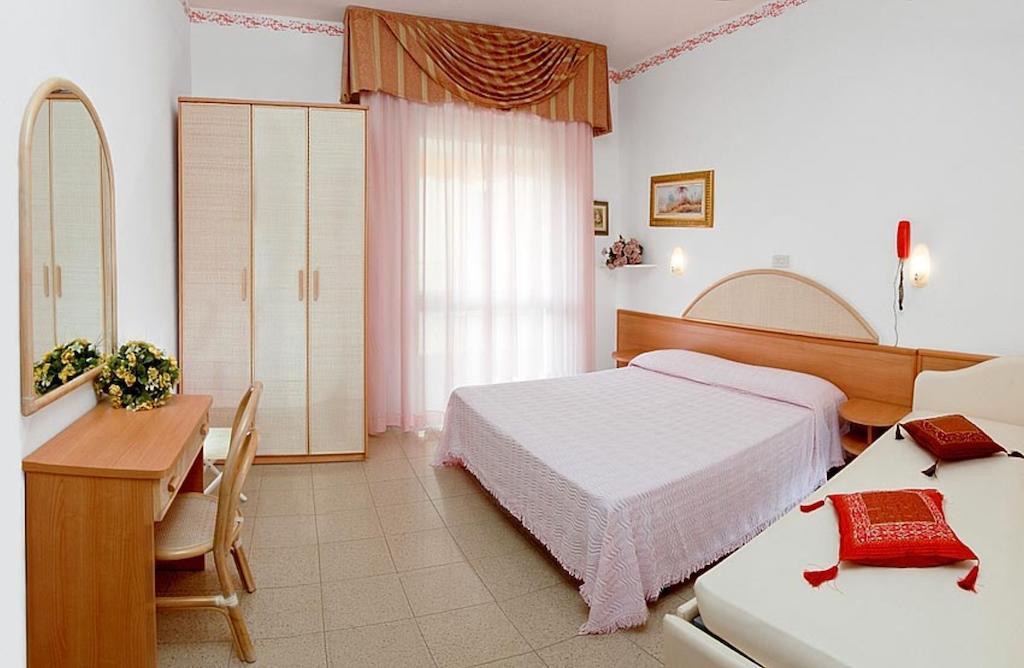 Hotel Gardenia ベラーリア・イジェア・マリーナ 部屋 写真